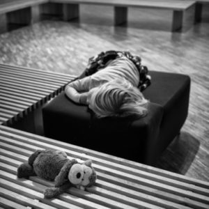 Musée national d'art moderne - Centre Pompidou, Beaubourg by Gérard Uféras, child and plushy lying on museum benches